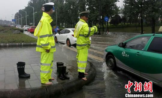 輔警積水中赤腳執(zhí)勤雙腳泡成“豬蹄”感動網(wǎng)友（圖）