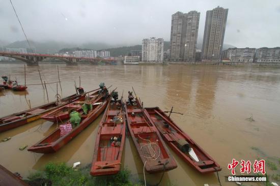 資料圖：福建順昌閩江上游富屯溪漁民正在整理船只。<a target='_blank' href='http://www.chinanews.com/'>中新社</a>記者 陳柏材 攝