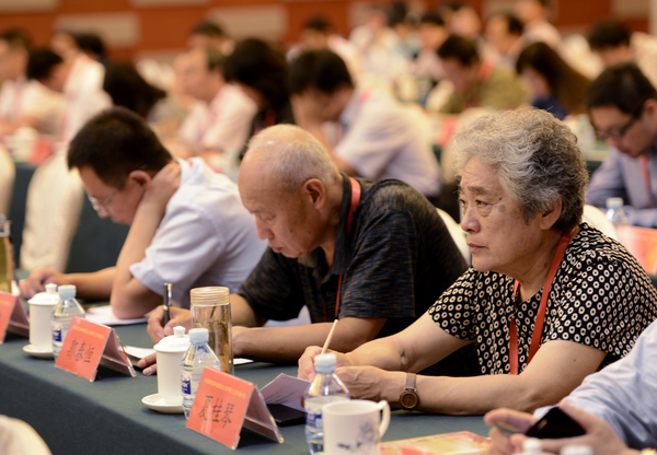 中國國民黨革命委員會北京市第十三次代表大會閉幕會上，黨員認(rèn)真聽會。26