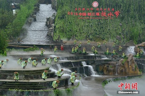 資料圖：都江堰放水節(jié)重現(xiàn)千年放水盛況。劉杰 攝