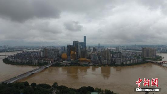 7月3日，因受連日暴雨影響，廣西柳江河柳州段出現(xiàn)超警戒水位。洪水導(dǎo)致沿江低洼地帶被淹，柳州呈現(xiàn)洪水圍城的情景，城市在洪水中如同孤島。當(dāng)天4時(shí)50分許，柳江柳州水文站出現(xiàn)85.56米左右的洪峰水位(警戒水位82.5米)。連日來廣西多地遭遇大到暴雨襲擊，強(qiáng)降雨造成部分河流超警戒水位。 王以照 攝