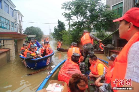 6月26日，受持續(xù)暴雨影響，浙江蘭溪汛情嚴(yán)重，浙江省紹興軍分區(qū)迅速集結(jié)越城區(qū)柯橋區(qū)諸暨市應(yīng)急分隊(duì)，跨區(qū)救援蘭溪。<a target='_blank' href='http://www.chinanews.com/'>中新社</a>發(fā) 夏先龍 攝