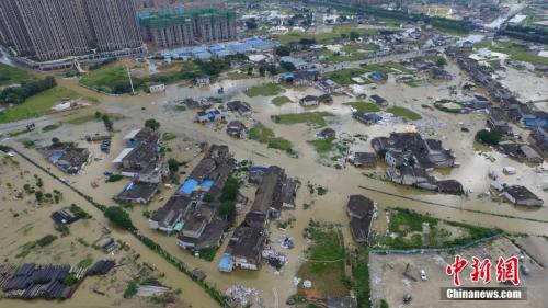 7月4日，因連續(xù)強降雨和長時間高水位浸泡，長沙瀏陽河竹沙橋泵站出現(xiàn)一處險情，河水倒溢。楊華峰 攝