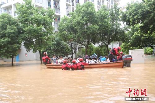 7月3日，廣西桂林市旅游學(xué)院宿舍樓發(fā)生內(nèi)澇，學(xué)校近5000名學(xué)生因聚集在宿舍復(fù)習(xí)被困。<a target='_blank' href='http://www.chinanews.com/'>中新社</a>記者 王洋洋 攝 