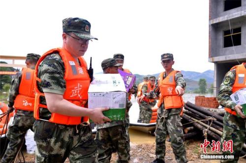 7月2日，武警黃石支隊官兵為湖北黃石市陽新縣富河水庫下游的龍港鎮(zhèn)星潭村受災(zāi)民眾送去100件礦泉水和100箱方便面。 莊文偉 攝