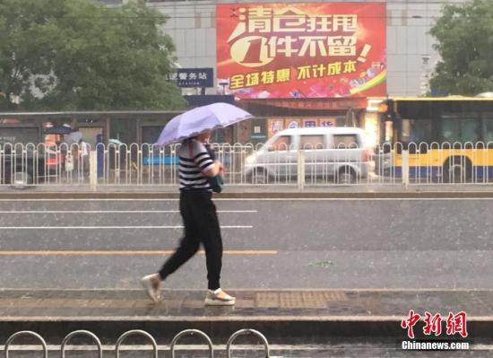 資料圖：6月23日清晨，北京降雨持續(xù)，并出現(xiàn)了短時(shí)大雨。 <a target='_blank' href='http://www.chinanews.com/' >中新網(wǎng)</a>記者 富宇 攝