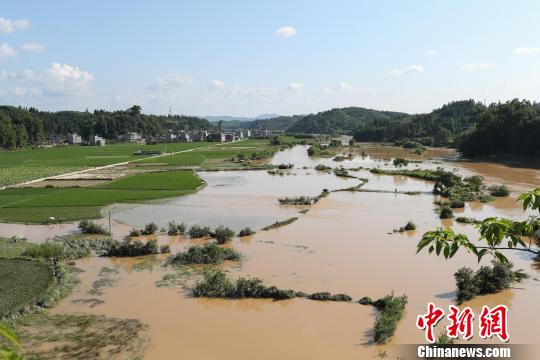 資料圖：黎平縣高屯街道絞便村外被洪水沖毀的農田?！≠R俊怡 攝