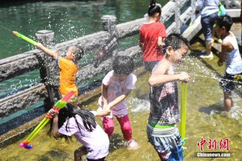 7月11日，幾名兒童在山東濟(jì)南“清泉石上流”池中戲水納涼。山東近日持續(xù)高溫，多地發(fā)布橙色高溫預(yù)警，局部地區(qū)氣溫達(dá)到39℃。<a target='_blank' href='http://www.chinanews.com/'>中新社</a>記者 張勇 攝