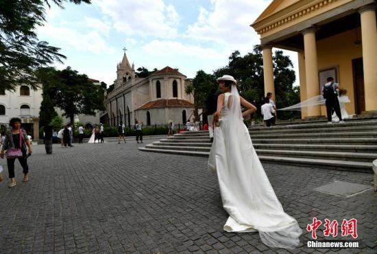 美麗的鼓浪嶼吸引了許多情侶前來拍攝婚紗照，也將鼓浪嶼變成愛的小島。 張斌 攝