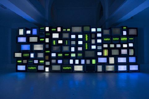 蘇珊·席勒，《Channels》， 2013，有聲視頻裝置，尺寸可變。圖片由Oh Dancy拍攝。? Susan Hiller；圖片由里森畫廊提供