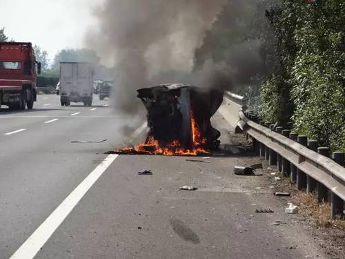 車輛側(cè)翻冒煙 路過司機(jī)路過后救了一家七口