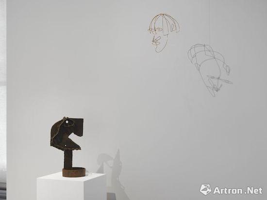 “亞歷山大·考爾德 / 大衛(wèi)·史密斯”（Alexander Calder / David Smith）對話展現(xiàn)場，左為大衛(wèi)·史密斯肖像作品，右為亞歷山大·考爾德肖像作品。? Calder Foundation， New York / 2017， ProLitteris， Zurich Courtesy of the Foundation and Hauser & Wirth ? The Estate of David Smith Courtesy of the Estate and Hauser & Wirth