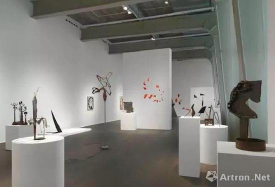 豪瑟沃斯蘇黎世展覽‘亞歷山大·考爾德 / 大衛(wèi)·史密斯’（Alexander Calder / David Smith）現(xiàn)場圖。? 考爾德基金會，紐約 / 2017 ProLitteris，蘇黎世，大衛(wèi)·史密斯藝術(shù)資產(chǎn)，圖片：大衛(wèi)·史密斯藝術(shù)資產(chǎn)，考爾德基金會，豪瑟沃斯