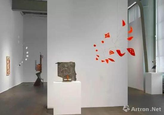 豪瑟沃斯蘇黎世展覽‘亞歷山大·考爾德 / 大衛(wèi)·史密斯’（Alexander Calder / David Smith）現(xiàn)場圖。? 考爾德基金會，紐約 / 2017 ProLitteris，蘇黎世，大衛(wèi)·史密斯藝術(shù)資產(chǎn)，圖片：大衛(wèi)·史密斯藝術(shù)資產(chǎn)，考爾德基金會，豪瑟沃斯