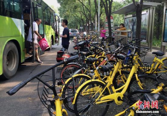 資料圖：共享單車擠滿北京一處公交站臺，對公交車的運行產生一定影響。<a target='_blank' href='http://www.chinanews.com/' _fcksavedurl='http://www.chinanews.com/'></table>中新社</a>記者 劉關關 攝