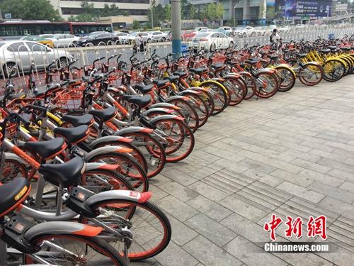 資料圖：路邊停放著多種共享單車。<a target='_blank' href='http://www.chinanews.com/' >中新網(wǎng)</a> 吳濤 攝