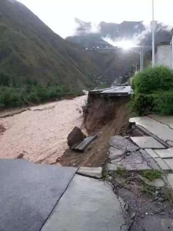 甘肅隴南強降雨引發(fā)暴洪泥石流已致8死1失聯(lián)