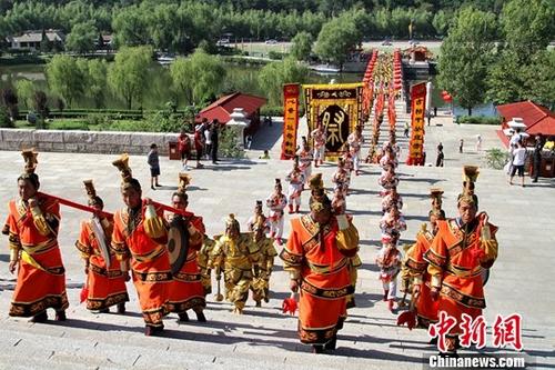 8月10日，丁酉年兩岸千名青年黃陵祭祖典禮在陜西黃帝陵舉行。來自臺灣的青年學(xué)生、基層青年民意代表及陜西高校的青年學(xué)生等千余人齊聚黃帝陵，祭拜人文初祖軒轅黃帝。<a target='_blank' href='http://www.chinanews.com/'>中新社</a>記者 田進 攝