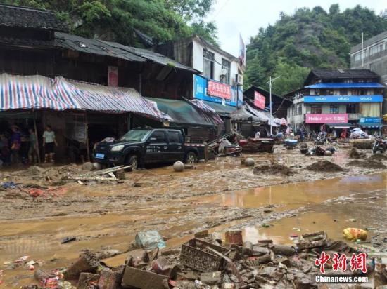 8月12日7時(shí)許，受強(qiáng)降雨影響，廣西柳州市融水苗族自治縣桿洞鄉(xiāng)桿洞村河段水位暴漲，超警戒水位0.97米洪水。洪水來(lái)勢(shì)洶洶，涌入當(dāng)?shù)卣诮值溃瑢?dǎo)致部分商鋪、住房被淹，一些未來(lái)得及轉(zhuǎn)移車(chē)輛被沖走。據(jù)融水官方介紹，當(dāng)天7時(shí)許，桿洞村河段水位上漲至491米，僅僅十分鐘后暴漲至492.3米(警戒水位492米)。山洪暴發(fā)后，當(dāng)?shù)厮蛔罡邼q至492.97米。由于洪水來(lái)得突然，許多受災(zāi)戶(hù)來(lái)不及搬離東西，街上多輛汽車(chē)被洪水沖走。7時(shí)35分，當(dāng)?shù)卣畣?dòng)緊急預(yù)案、成立抗洪救災(zāi)組，迅速組織沿河群眾撤離，至7時(shí)50分左右已全部安全撤離，暫無(wú)人員傷亡報(bào)告。目前，該鄉(xiāng)仍有零星小雨，河水水位已回落至警戒水位以?xún)?nèi)，當(dāng)...