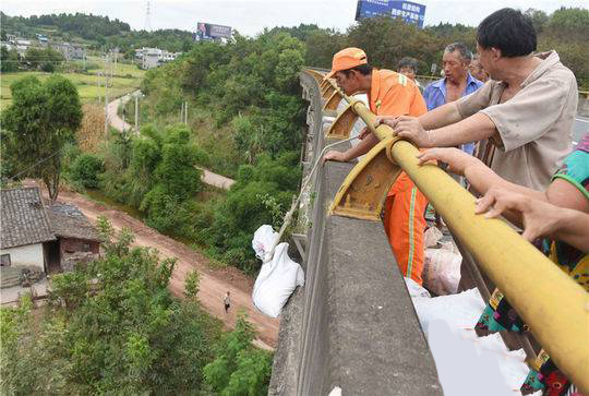 村民順走高速路上工業(yè)鹽6