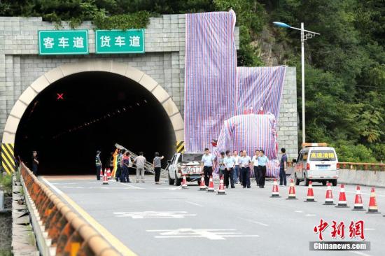 8月10日晚23時(shí)許，一輛牌號(hào)為豫C88858號(hào)的客車自成都駛往洛陽，途經(jīng)京昆高速公路安康段秦嶺一號(hào)隧道南口，撞向隧道口發(fā)生交通事故。目前已造成36人死亡13人受傷，傷者已送往當(dāng)?shù)蒯t(yī)院救治，事故調(diào)查工作正在進(jìn)行中。張遠(yuǎn) 攝