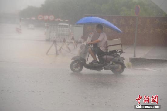 7月31日，暴雨侵襲福州，市民艱難出行。<a target='_blank' href='http://www.chinanews.com/'>中新社</a>記者 王東明 攝