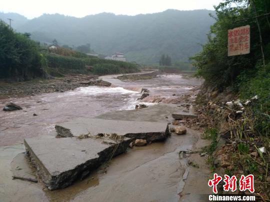 圖為商洛發(fā)生暴雨洪澇災(zāi)害。　萬濤 攝