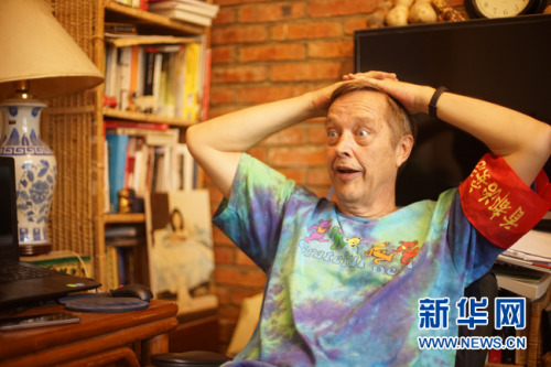 8月23日，62歲的美國大爺高天瑞(Terry crossman)的北京胡同的家中接受新華網(wǎng)專訪。近日，因?yàn)樵谝欢巍拔鞒谴髬尅钡男麄饕曨l中出鏡，老高成為了新晉網(wǎng)紅。視頻中，老高通過一系列什剎海治安志愿活動獲得了“西城大媽”的“紅袖章”而被網(wǎng)友戲稱為“西城‘洋’大媽”。新華網(wǎng)發(fā) 王鐘毅攝