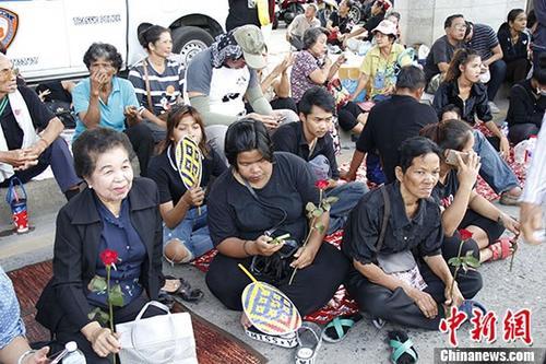 8月25日，逾千名支持者聚集在泰國最高法院外圍馬路高架橋下聲援前總理英拉。 <a target='_blank' href='http://www.chinanews.com/'>中新社</a>記者 王國安 攝