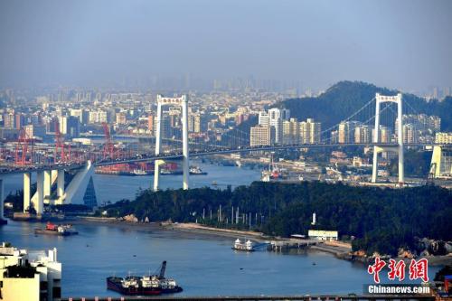 資料圖：廈門著名的跨海大橋——海滄大橋，是廈門島內島外聯(lián)合發(fā)展的重要見證。王東明 攝