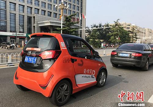 一輛橙色共享汽車正在行駛。 <a target='_blank' href='http://www.chinanews.com/'>中新社</a>記者 翟羽佳 攝