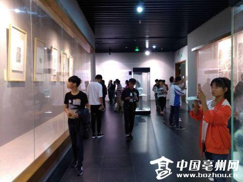 蒙城縣博物館拓片展現(xiàn)場(chǎng)，學(xué)生正在參觀。