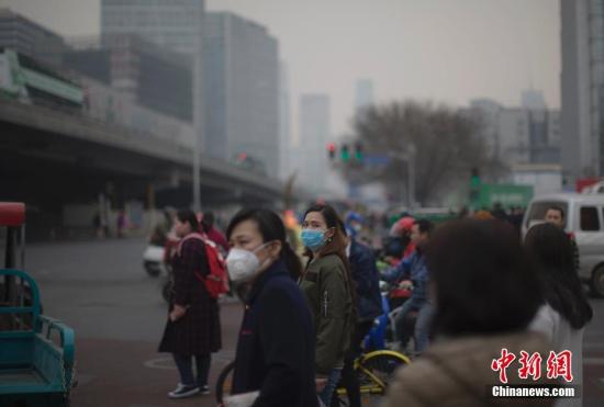 資料圖：北京市民在霧霾中出行。<a target='_blank' href='http://www.chinanews.com/'>中新社</a>記者 劉關關 攝