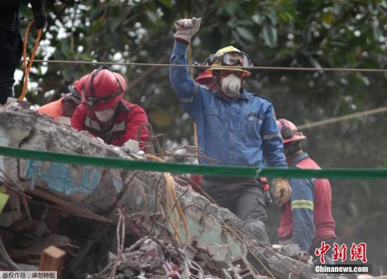 當?shù)貢r間9月21日，墨西哥首都墨西哥城地震救援人員舉起拳頭示意保持安靜，這樣才能更好的聽到廢墟下的聲音。這個手勢迅速流傳，有網(wǎng)友說握拳高舉既能示意肅靜，也代表堅強和希望。19日中午發(fā)生在墨西哥中部的7.1級地震已造成至少245人遇難。圖為救援人員在廢墟上舉起拳頭，示意周邊安靜。