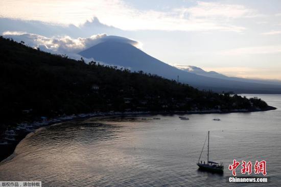 自8月以來(lái)，巴厘島阿貢火山地殼活動(dòng)持續(xù)增強(qiáng)，很可能在沉寂50多年后再度噴發(fā)。阿貢火山噴發(fā)周期約為50年，最近一次強(qiáng)烈噴發(fā)發(fā)生于1963年，造成約1100人死亡。圖為阿貢火山。