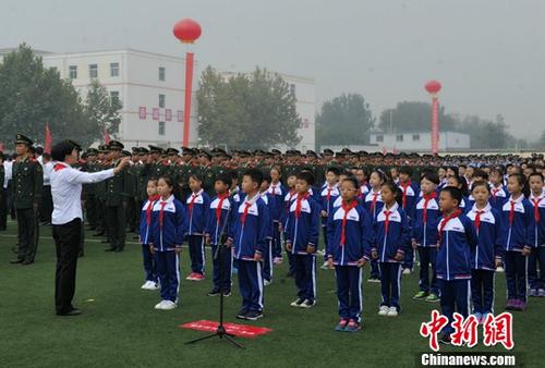 10月1日9時(shí)許，伴隨著雄壯的國歌，鮮艷的五星紅旗在雄安新區(qū)容城縣容城中學(xué)操場升起。這是雄安新區(qū)設(shè)立之后，首次舉行慶祝國慶“升國旗、唱國歌”儀式。圖為合唱《歌唱祖國》等曲目。<a target='_blank' href='http://www.chinanews.com/'>中新社</a>記者 韓冰 攝