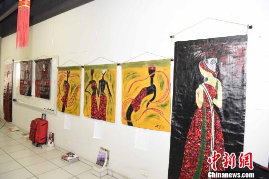 圖為“多彩貴州南美書畫展”繪畫作品?！∧尚?攝