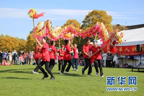 中國僑網(wǎng)9月24日，英國劍橋華人社區(qū)舉行活動(dòng)，慶祝中秋佳節(jié)?；顒?dòng)包括舞龍、太極拳表演、品嘗中華美食等。新華網(wǎng)發(fā)