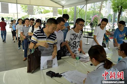 資料圖：成都天府新區(qū)等一些政務(wù)服務(wù)中心申請(qǐng)、等待辦理落戶手續(xù)的民眾排起長(zhǎng)隊(duì)等待辦理。 <a target='_blank' href='http://www.chinanews.com/'>中新社</a>記者 劉忠俊 攝