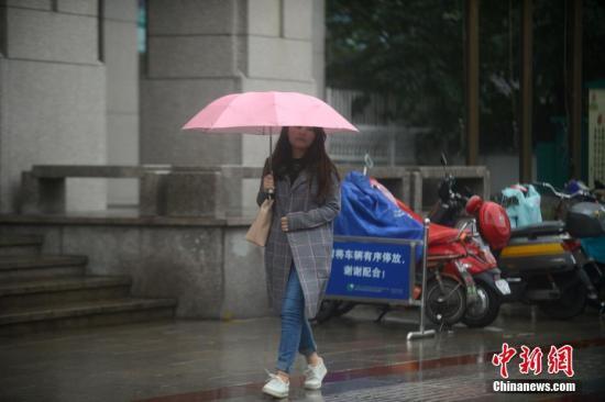 資料圖：江蘇省一市民穿秋裝出行。孟德龍 攝