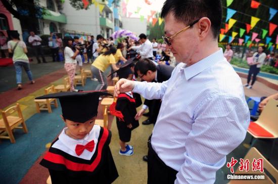 資料圖：山西太原一幼兒園的孩子們穿上學(xué)士服參加畢業(yè)典禮。<a target='_blank' href='http://www.chinanews.com/'>中新社</a>發(fā) 張?jiān)?攝