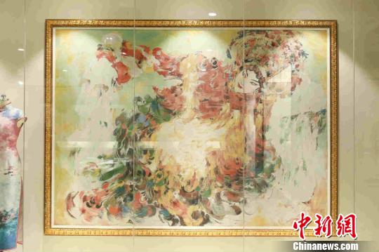 展品——大型仿油畫彩色織錦《金貴妃》。　張昀蔚 攝