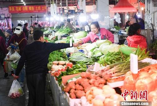 資料圖：重慶一農(nóng)貿(mào)市場內(nèi)菜商正在忙碌賣菜。<a target='_blank' href='http://www.chinanews.com/'>中新社</a>記者 陳超 攝