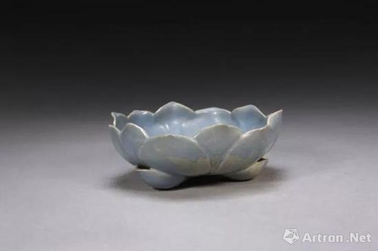 宜興窯仿鈞天藍(lán)釉蓮花式洗，明，高7.1cm,口徑19.3cm,足距10cm.