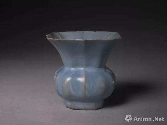 宜興窯仿鈞天藍(lán)釉方渣斗，明，高8cm,口邊長8.6cm,足邊長4.3cm.