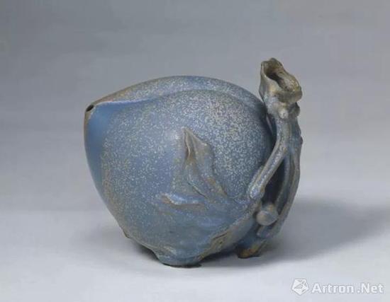 宜興窯桃式水注，明，通高11.9cm,腹徑12cm.