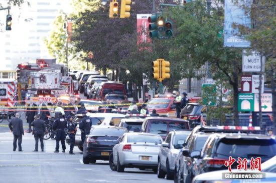 大量警力聚集在紐約曼哈頓西側(cè)快速路卡車撞人恐怖襲擊現(xiàn)場。 中新社記者 廖攀 攝