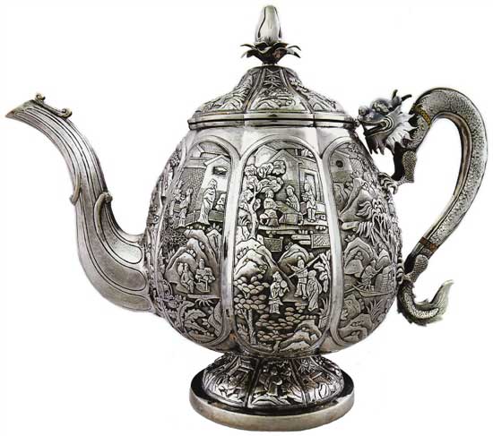 瓜棱形八分檔大茶壺 Melon-shaped Teapot
晚清 通高：24.4cm；腹徑：16.6cm；重：1122g 款識(shí)：喜，倫巴 H