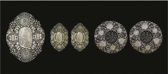 累絲鏤空盤 A Set of Filigree Openwork Plates 民國 大菱形 長：20cm；寬：15.6cm；重：136g 小菱形 長：14.5cm；寬：10cm；重：57g、61g 圓形款 口徑：16.4cm；重：110g、108g