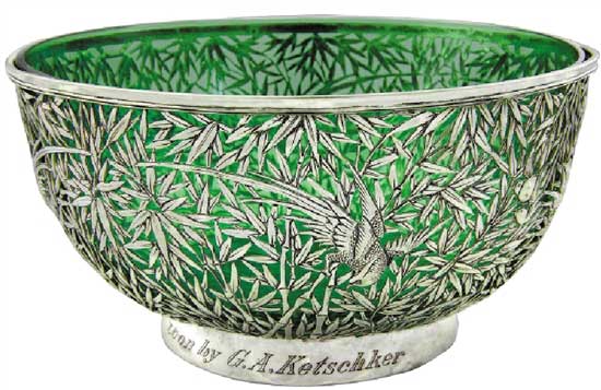 竹葉紋鏤空琉璃大碗   Glass bowl with Openwork Silver Base with Bamboo Leaf Design   晚清 通高：10.6cm；口徑：20.6cm；底徑：11.5cm；銀托重：463g；琉璃重：806g 款識(shí)：怡安，WH，90   收藏界素有“貨高一等，價(jià)高十倍”的說法，晚清是中國外銷銀器種類最多、數(shù)量最豐富的時(shí)期，激烈的競爭使銀匠在工藝和設(shè)計(jì)上都下足功夫，創(chuàng)造出各種精品。這件竹葉紋鏤空琉璃大碗鑲邊，弧壁，深腹，圈足，運(yùn)用鏤空工藝通體鏤雕竹林，在其中還鏤雕一鳥穿梭于林間，碗底鏤空形成錢幣紋樣，寓意財(cái)源廣進(jìn)。此碗工藝固然精湛，但銀匠的創(chuàng)造力更讓人贊嘆，在內(nèi)部配以一綠色琉璃碗，結(jié)合銀碗的竹林造型產(chǎn)生綠影流動(dòng)、生機(jī)盎然之感，令人賞心悅目。巧妙的搭配也使得這件銀碗成為了同種器物中不可多得的精品。